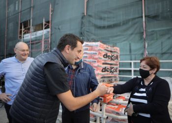 Fondi i Komunitetit/ Veliaj në Njësinë 2: Mos ngatërroni partinë me familjen, partia numër një është familja