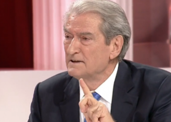 Berisha e ka inatin edhe me ish-shefin e CIA-s, Tenet: Gënjeshtar i lindur. Nga Qeparoi, por edukuar nga ekstremizmi grek