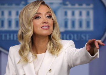 Virusi nuk fal edhe zëdhënësen e Shtëpisë së Bardhë, Kayleigh McEnany