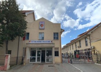 EMRI/ Pranga 53-vjeçarit, të kërkuarit për plagosje