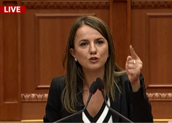 “Ndalojeni këtë seancë të shëmtuar”/ Hajdari “shpërthen” në akuza dhe bllokon foltoren e Kuvendit, Ruçi ndërpret seancën