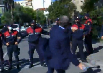 Foto/ Tensione në protestën e PDIU, Shpëtim Idrizi qëllon me shishe drejt Policisë: Po fshihet axhenda me Greqinë