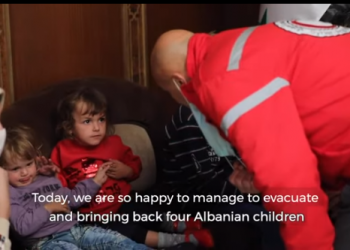 Video/ Merr fund “tmerri” i 4 fëmijëve dhe gruas shqiptare, momenti kur dalin nga kampi “Al Hol”