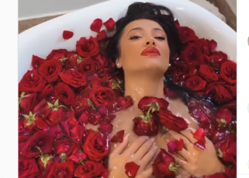 Video/ E zhveshur në vaskë mes petaleve të trëndafilave, juristja seksi “çmend” fansat
