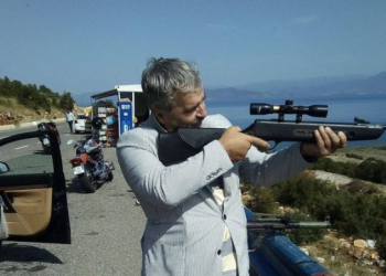 Foto/ Kujtim Gjuzi del nga makina dhe bëhet gati të qëllojë me snajper: Me kë po lufton deputeti?