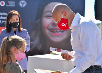Fondacioni ‘Vodafone Albania’ dhuron 15,000 pajisje ‘smart’ për fëmijët: Digjitalizim, për më shumë akses në arsim