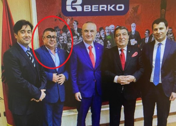 1.5 mln USD dëm shtetit në AKBN, biznesmeni i shpallur në kërkim foto krah presidentit Ilir Meta
