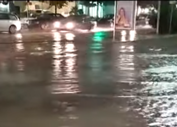 Reshje të dendura shiu në të gjithë Shqipërinë, probleme qarkullimi në disa rrugë në Vlorë