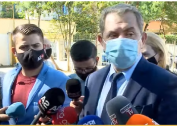 Goditi me shishe ujë eskortën e ministrit grek, Idrizi: Shpresoja ta zinte në kokë