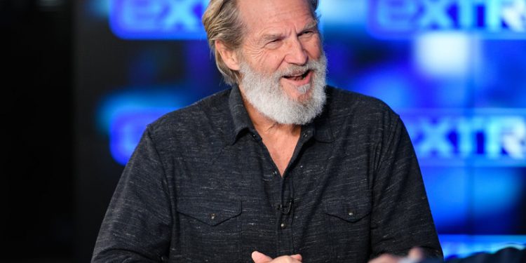BURBANK, CALIFORNIA - DECEMBER 13: Jeff Bridges visits "Extra" at Burbank Studios on December 13, 2019 in Burbank, California. (Photo by Noel Vasquez/Getty Images)