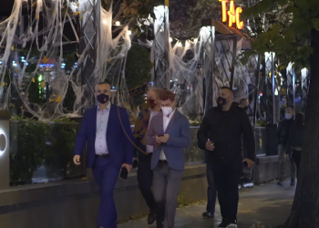 Festa e “Halloween”, Ardi Veliu zbarkon në ish-Bllok: Prindërit të mos lejojnë fëmijët të grumbullohen në lokale