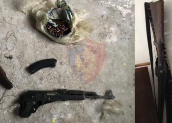 Policia i shkoi në shtëpi pasi dhunoi gruan, 48-vjeçarit i gjejnë kallashnikov dhe një armë gjahu