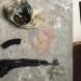 Policia i shkoi në shtëpi pasi dhunoi gruan, 48-vjeçarit i gjejnë kallashnikov dhe një armë gjahu