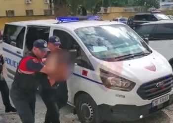I kërkuar në Itali për trafik droge dhe pjesëmarrje në organizatë kriminale/ Pranga 25-vjeçarit në Durrës