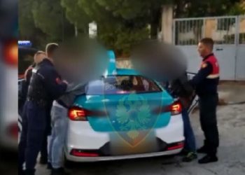Emrat/ Me kallashnikov dhe municione luftarake, arrestohen tre persona që po udhëtonin me taksi drejt Vlorës