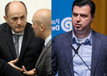 Ish-deputeti tregon prapaskenat në PD: ‘Ujqërit’ që u merrnin para qytetarëve kanë mprehur sërish dhëmbët