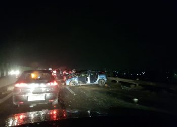FOTOT/ Aksidenti në autostradën Durrës-Tiranë, makina e copëtuar në mes të rrugës