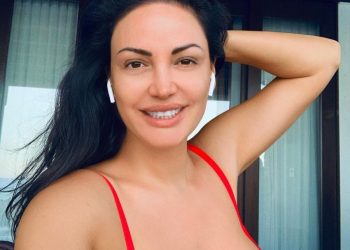 Bleona Qereti fton shqiptarët e amerikës të votojnë Trump-in, zhvillon koncertin në prani të zv.Presidentit Pence