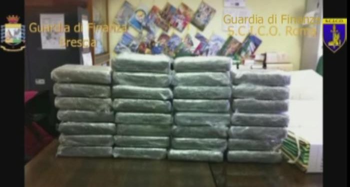 Una parte delle 5 di droga tra cocaina, eroina, marijuana e hashish sequestrata dalla Guardia di Finanza di Brescia, 20 settembre 2016. ANSA/UFFICIO STAMPA GDF ++ NO SALES, EDITORIAL USE ONLY ++