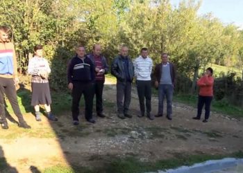 Bulqizë/ Ankohen prindërit për fëmijët: “Kemi frikë nga kafshët e egra”