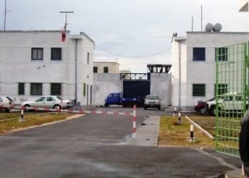 Pas të dënuarve në burgun e Peqinit, revoltohen të paraburgosurit edhe në Shënkoll: Prej 3 ditësh refuzojnë ushqimin