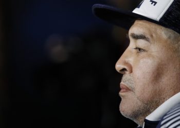 Një nga rojet ka rezultuar pozitiv me COVID/ Karantinohet Maradona