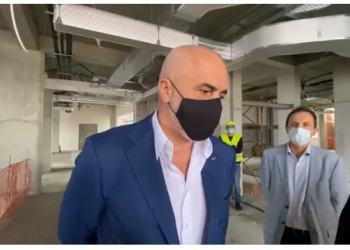 “S’është pak. Do e kesh rrogën si unë ti shefe”/ Rama: Nga 1 janari bluzave të bardha do ja rrisim pagën…