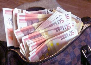 Tentoi t’i kalonte me çantë/ Sekuestrohen 30 mijë euro në Kakavijë