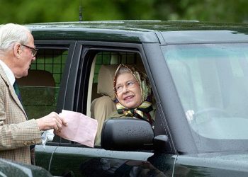 Eshtë 94 vjeçe, por Mbretëresha Elizabetë fotografohet duke drejtuar “Range Rover”