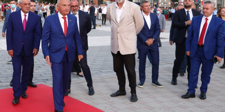 Kryetari i Kuvendit, Gramoz Ruci, Kryetari i Bashkise se Vlores, Dritan Leli, Kryeministri Edi Rama, Presidenti Ilir Meta, Deputetet, Damian Gjiknuri, Halit Valteri, Myslim Murrizi, gjate ceremonise se perkujtimit te 100 vjetorit te Luftes se Vlores, ne Sheshin e Flamurit. Lufta e Vlores e njohur ndryshe si lufta e 20-tes ishte nje seri betejash mes forcave italiane dhe patrioteve shqiptare per zoterimin e qytetit te Vlores, qe perfundoi me largimin e pushtuesve italiane./r/n/r/nSpeaker of the Assembly, Gramoz Ruci, Vlora Mayor, Dritan Leli, Prime Minister Edi Rama, President Ilir Meta, MPs Damian Gjiknuri, Halit Valteri, Myslim Murrizi, during the commemoration ceremony of the 100th anniversary of the Vlora War, in the Flag Square. Vlora war otherwise known as the war of the 20th was a series of battles between Italian forces and Albanian patriots for the conquest of the city of Vlora, which ended with the departure of the Italian invaders.