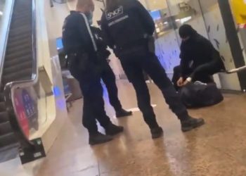 Video/ Gruaja bërtet “Allahu Akbar” dhe kërcënon se do të shpërthejë bombën në stacionin e trenit në Lion