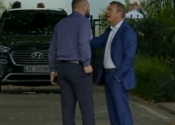 VIDEO+FOTO/ Tensione jashtë Kuvendit, Halit Valteri tenton të qëllojë Damian Gjiknurin