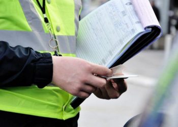 Gjobë për parkimin/ Shoferi godet me grushte policin në Shkodër, i thyen nofullën