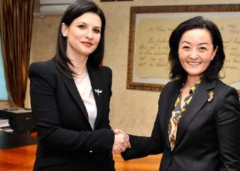 Video/ Yuri Kim përgëzon Etilda Gjonajn: Korrupsioni, një mal i madh me probleme, dua duartrokitje për ministren