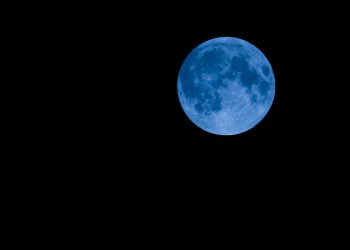Hëna e rrallë blu, festës së Halloween-it i shtohet “misteri” natyror