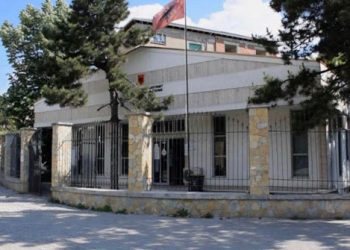 Dy raste pozitive me COVID-19 tek Hipoteka e Korçës, në pritje të përgjigjes së tamponit kontaktet e ngushta