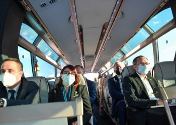 Qeveria e Kosovës udhëton me autobus drejt Shqipërisë