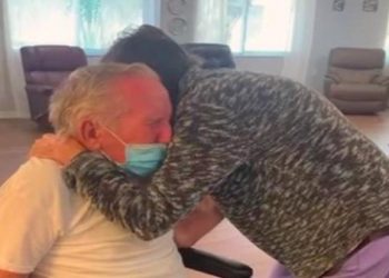 Video/ Covid-19 i ndau për 215 ditë, momenti prekës kur çifti i të moshuarve ribashkohet