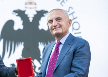 Nga Presidenti presim paqen, jo përrallat me heronj…