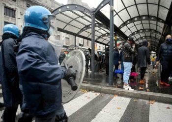 FOTOT/ Protesta kundër masave kufizuese në Itali, rrezikohet përshkallëzimi