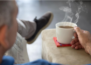 Të gjithë rrinë në kafe/ Kush janë grupmoshat që shpenzojmë më shumë për bare e restorante në Shqipëri