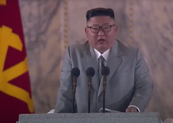 Foto/ Paradë ushtarake me raketa dhe armatime të rënda, rishfaqet Kim Jong-un: Jemi çliruar nga Covid-19