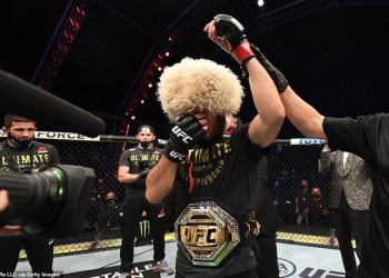 Video/ Momenti prekës, Khabib tërhiqet i pamposhtur nga UFC: I kam premtuar nënës se nuk do të ndeshem më