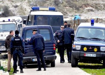 “Perimetri”/ Trafikuan 12 emigrantë të paligjshëm, pranga katër personave, i pesti zhduket