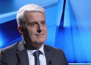 Foto/ Fyeu shqiptarët, Majko i kthehet ministrit serb: Çmimin për krime kundër njerëzimit e kanë pasur 5 mln dollarë