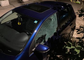 Gazetari shqiptar sulmohet në Mitrovicë, breshëri plumbash gjatë mesnatës në makinën e tij