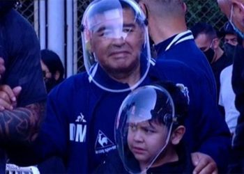 Video/ Maradona rikthehet në shkallët e stadiumit, maska e tij anti-COVID bëhet ‘virale’ në internet