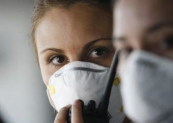 Maskat me detyrim që nga e enjtja/ Rritet kërkesa për blerje në farmacitë e kryeqytetit, njerëzit preferojnë…