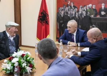 Kërkojnë përfundimin e rrugës “Ura e Peshkëpisë – Tepelenë”, banorët e Bashkisë Selenicë i shkojnë në zyrë Metës