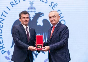 “Frymën e fundit e dha në fushën e blertë”, Meta i jep titullin “Kalorës i Urdhrit të Flamurit” ish-futbollistit të njohur